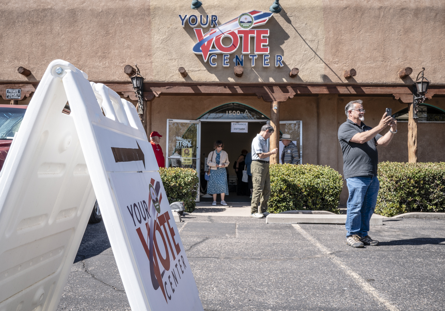 Early voting surge gives Democrats early edge in Bernalillo County